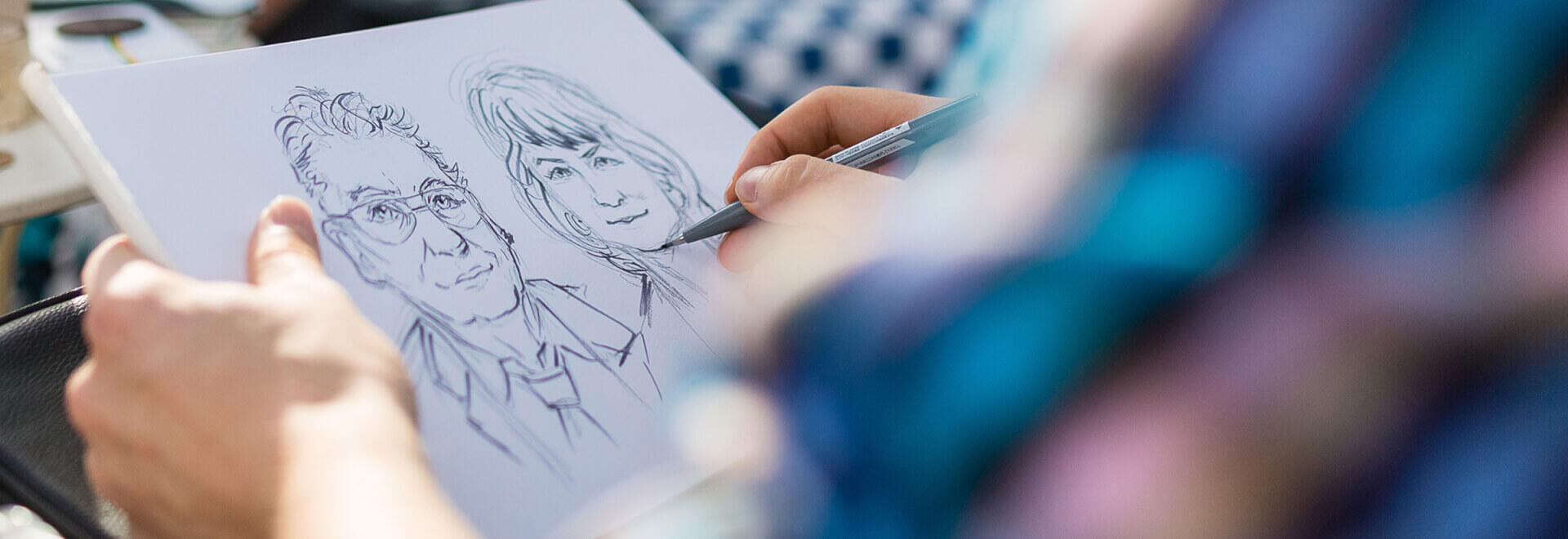 結婚式でのライブ似顔絵：墨とペンで描く、二人の幸せな瞬間。