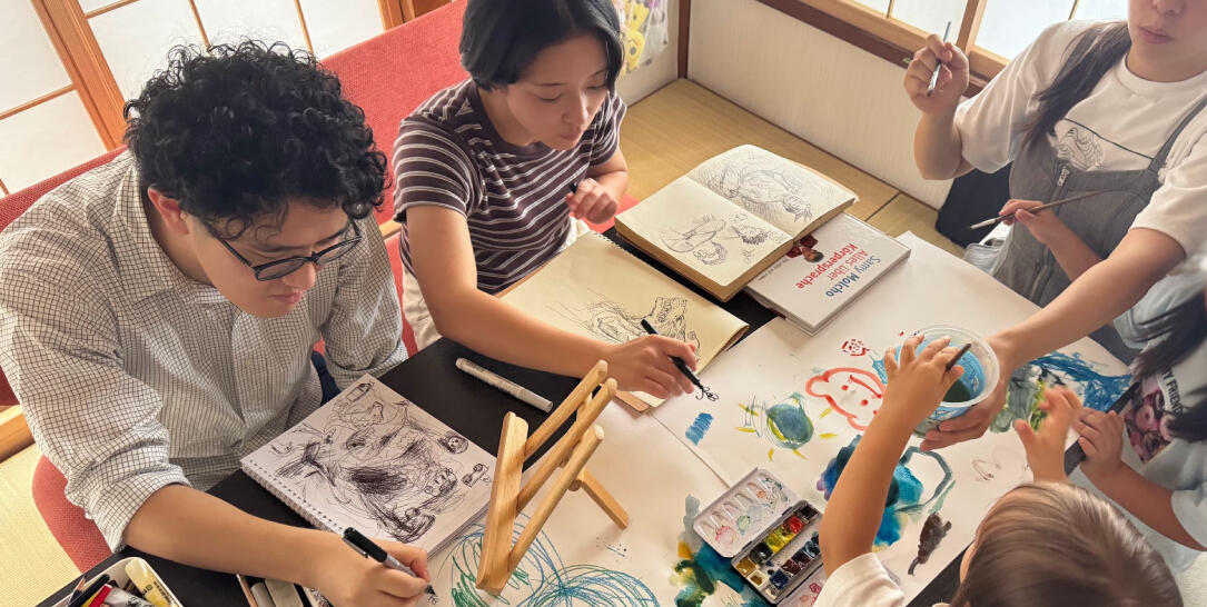 レッスン風景|鎌ヶ谷のお絵描き教室 鎌ヶ谷のお絵描き教室で、テーブルに向かって絵を描く受講生